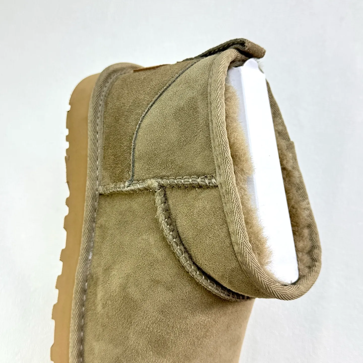 💰380 1116109 UGG Classic Ultra Mini Same style as Zhou Dongyu and Wang Yibo Thin-soled short snow boots Xiaohongshu hot style Wool one-piece mini boots Premium suede upper Delicate feel Wool lining Comfortable and skin-friendly Warm and comfortable so you are not afraid of cold weather Wear-resistant one-piece foam shoe cover EVA soft elastic thick sole Heightening outsole Purchasing level Essential winter snow boots Size: 35 36 37 38 39 40 41 42 43 44 45